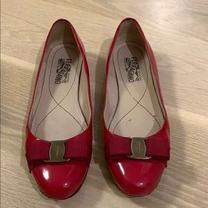 SALVATORE FERRAGAMO fuschia patent leather flats